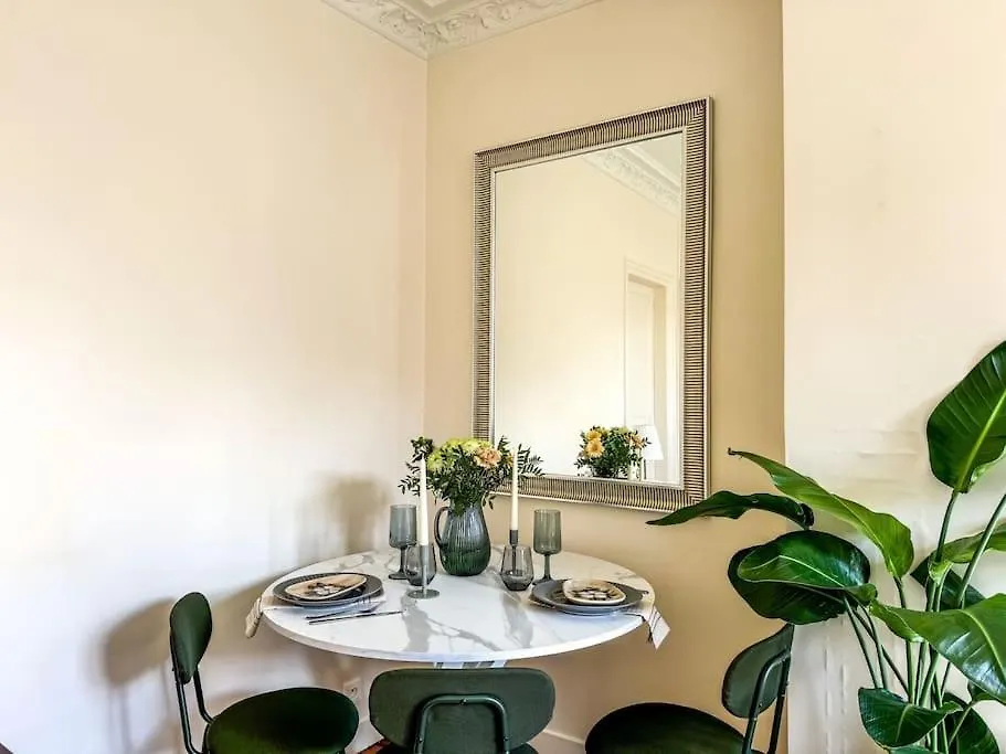 Chic Entre Histoire Et Modernite Apartment *